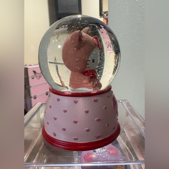 Sanrio Hello Kitty Snow Globe - Picture 2 of 4